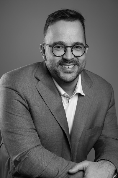 Portrait en noir et blanc de Jessica côté conseillère en sécurité financière