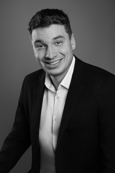 Portrait en noir et blanc de Nicolas Simoneau - Planificateur financier- représentant en épargne collective